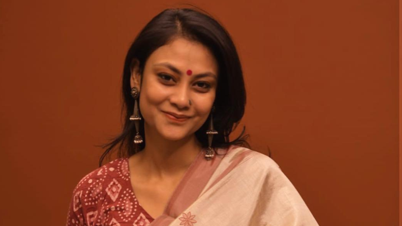 News anchor Ananya Duttaa has recently left Hindustan Times and joined HOOK Global. She is now taking charge as Senior News Editor & Anchor at HOOK Global. Before this, Ananya worked at Hindustan Times, and prior to that she was an anchor at WION. Her journey so far, from international news to digital journalism, has passed through several important milestones.